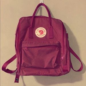 maroon fjallraven backpack